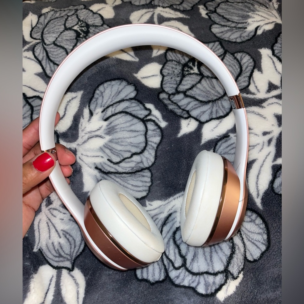 Rose Gold Beats Solo 3 wireless headphones